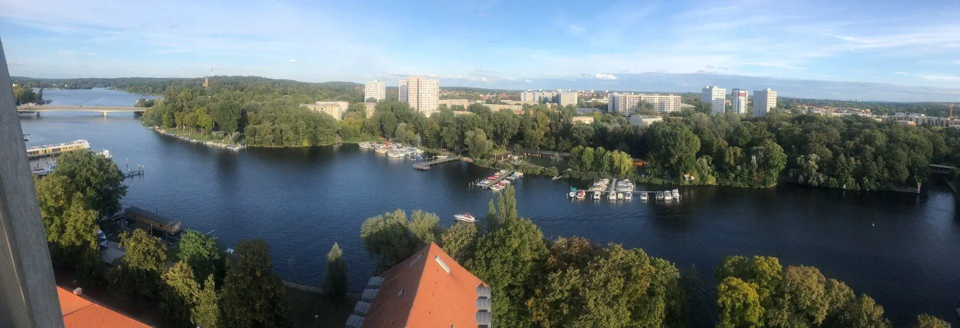 Weiter Blick aus dem ResidenzCafé über die Havel, Boote, Bäume und Potsdam.