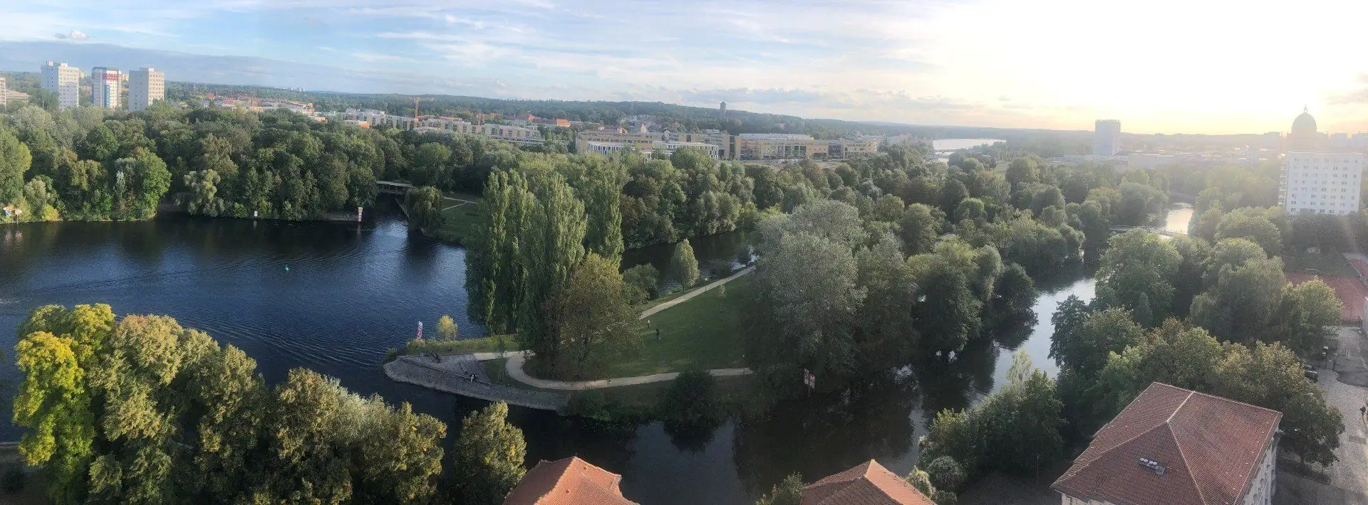 Panoramablick auf die Freundschaftsinsel, die Havel, Baumkronen und die Potsdamer Innenstadt.